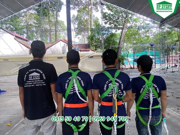 Đội ngũ thi công nhà bạt sự kiện Nghĩa Phát lắp đặt tại công trình